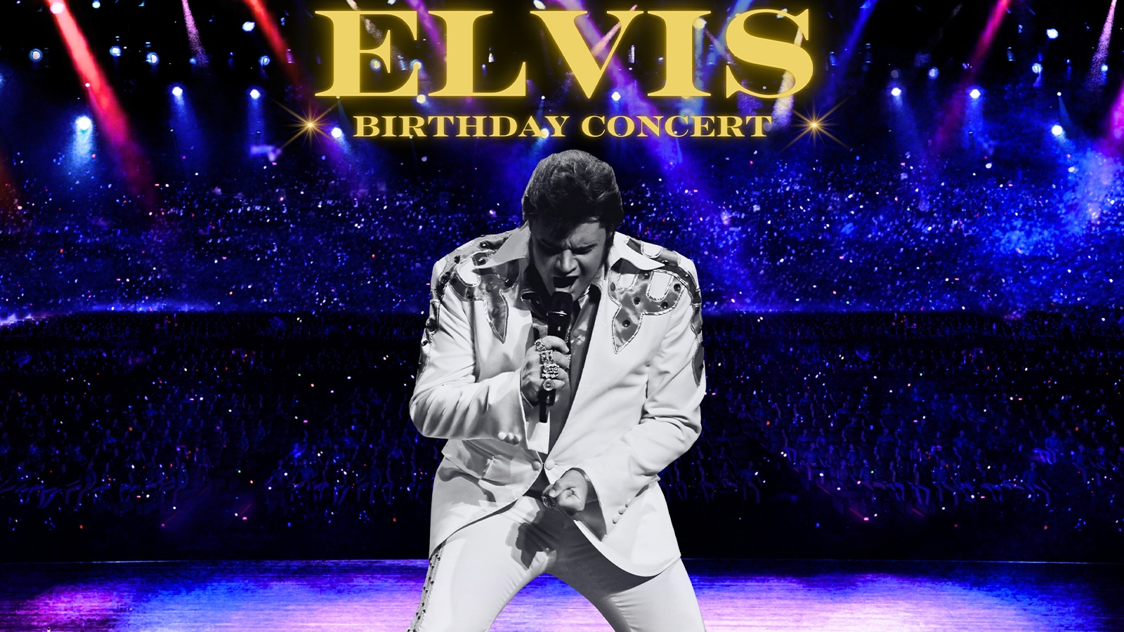 En artist klädd i vit Elvis-inspirerad scenkostym sjunger passionerat i mikrofon på en konsertscen. Bakom honom syns en stor publik och färgglada scenljus i blått, lila och rött. Ovanför står texten ”ELVIS Birthday Concert” i stora gyllene bokstäver